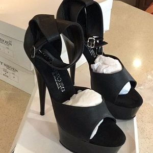 Hot shoes by Tony black leather size 9 sandals